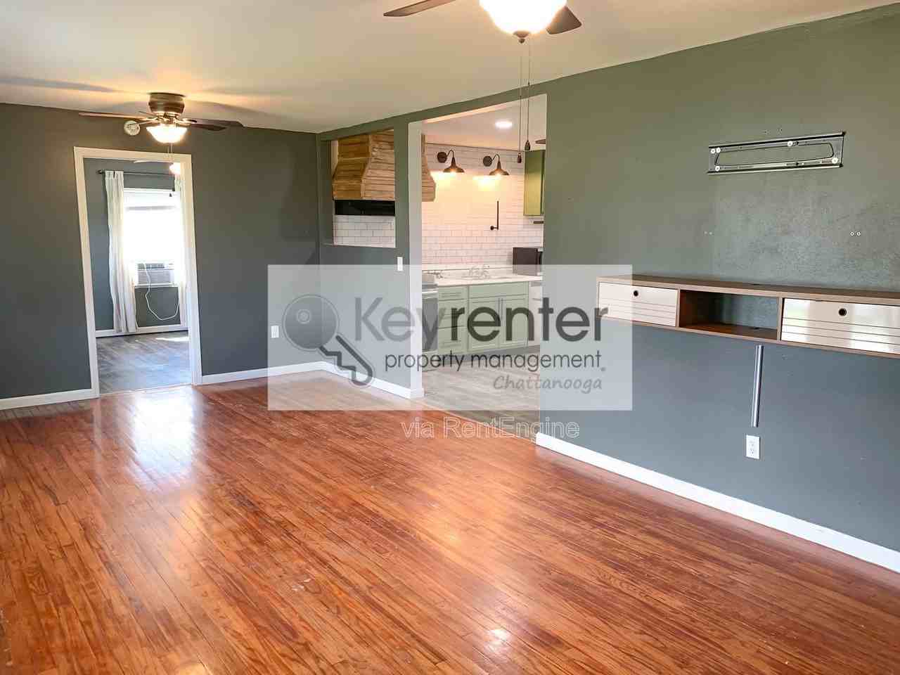 827 Woodmore Ln - Photo 3 of 15