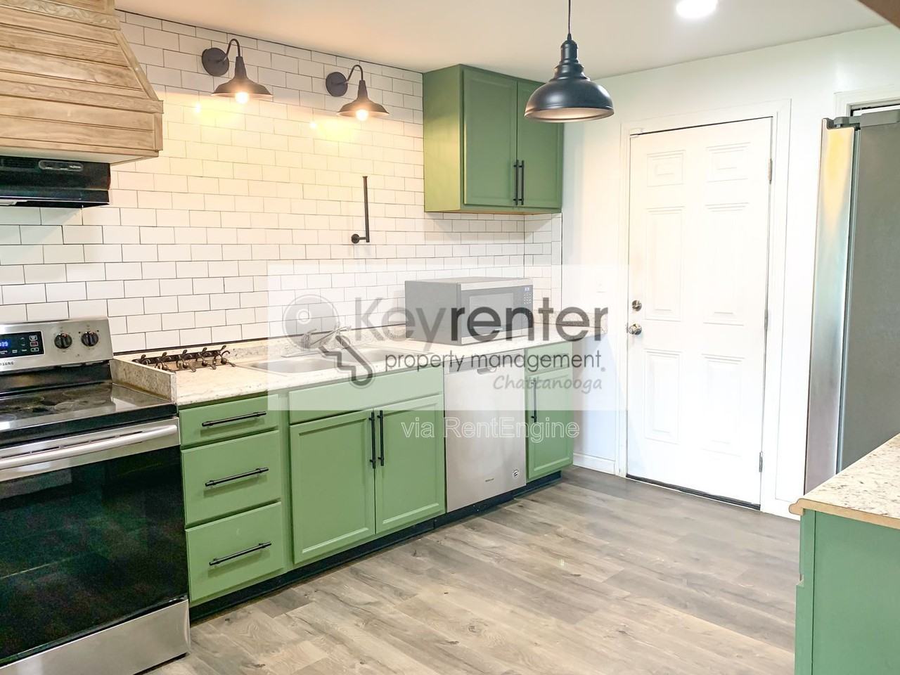 827 Woodmore Ln - Photo 4 of 15