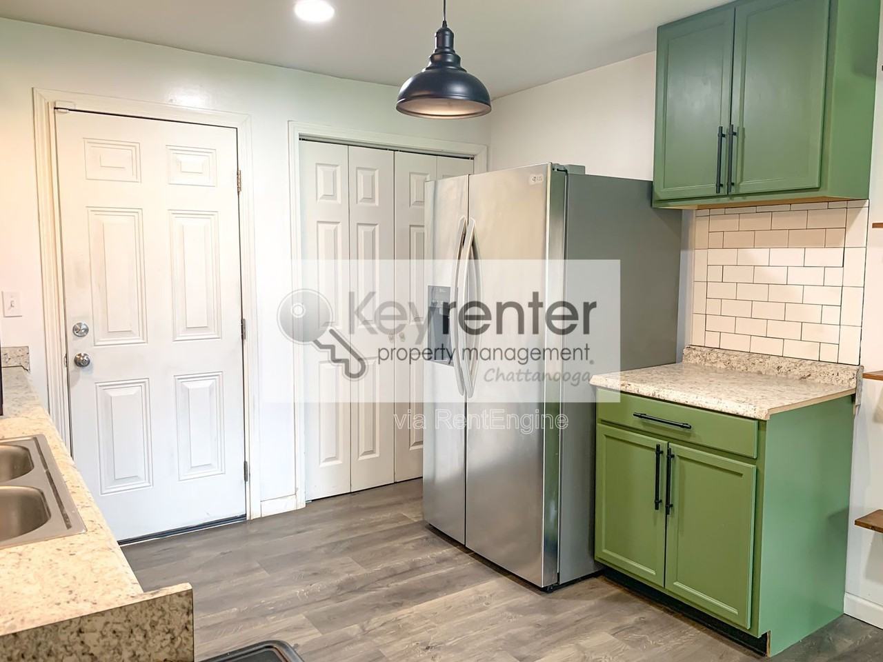 827 Woodmore Ln - Photo 5 of 15