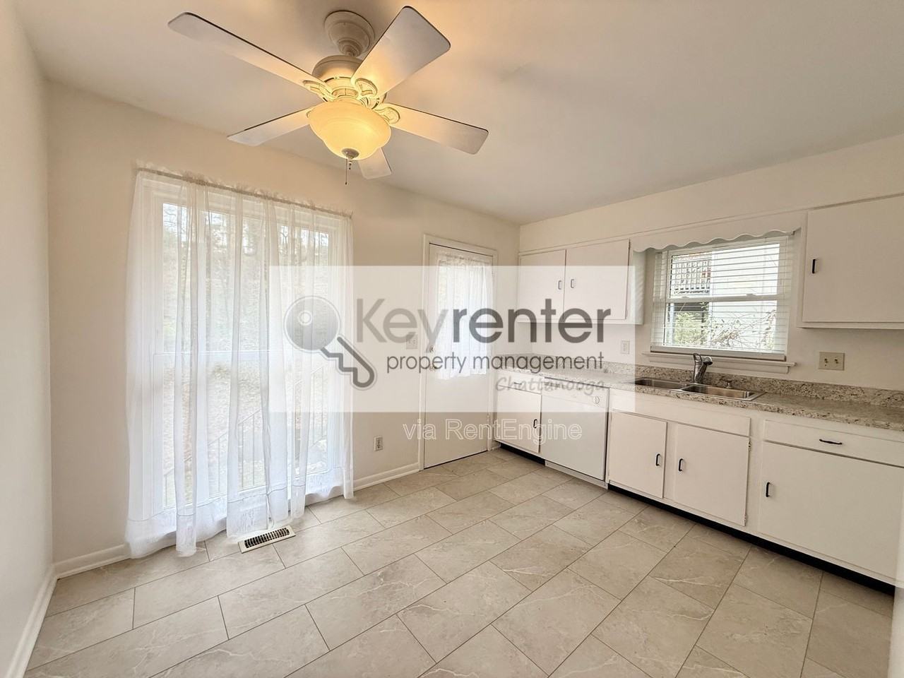 1010 Summer St - Photo 4 of 13