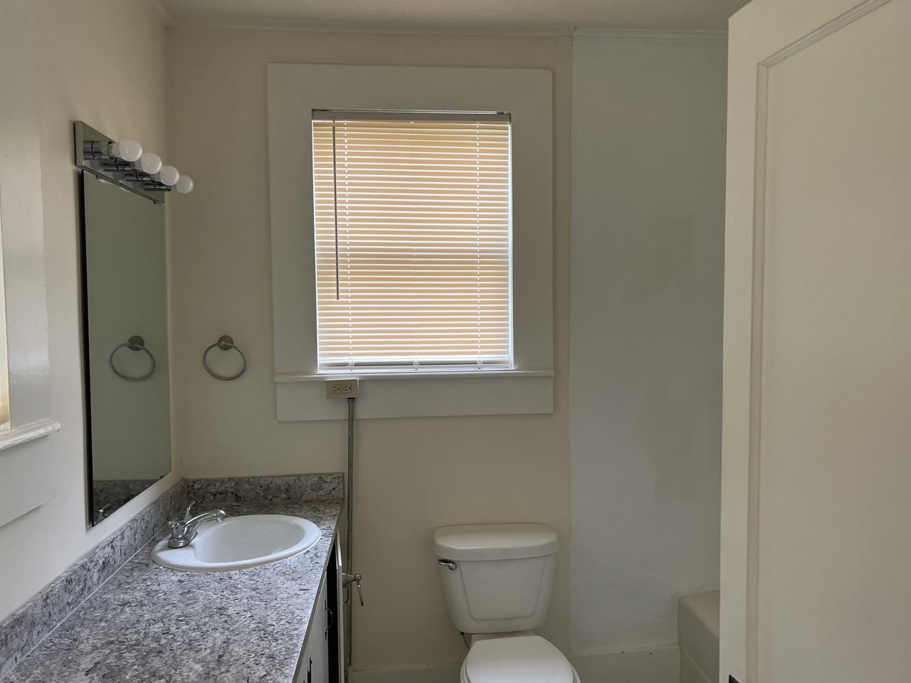 817 6th St - Photo 5 of 7