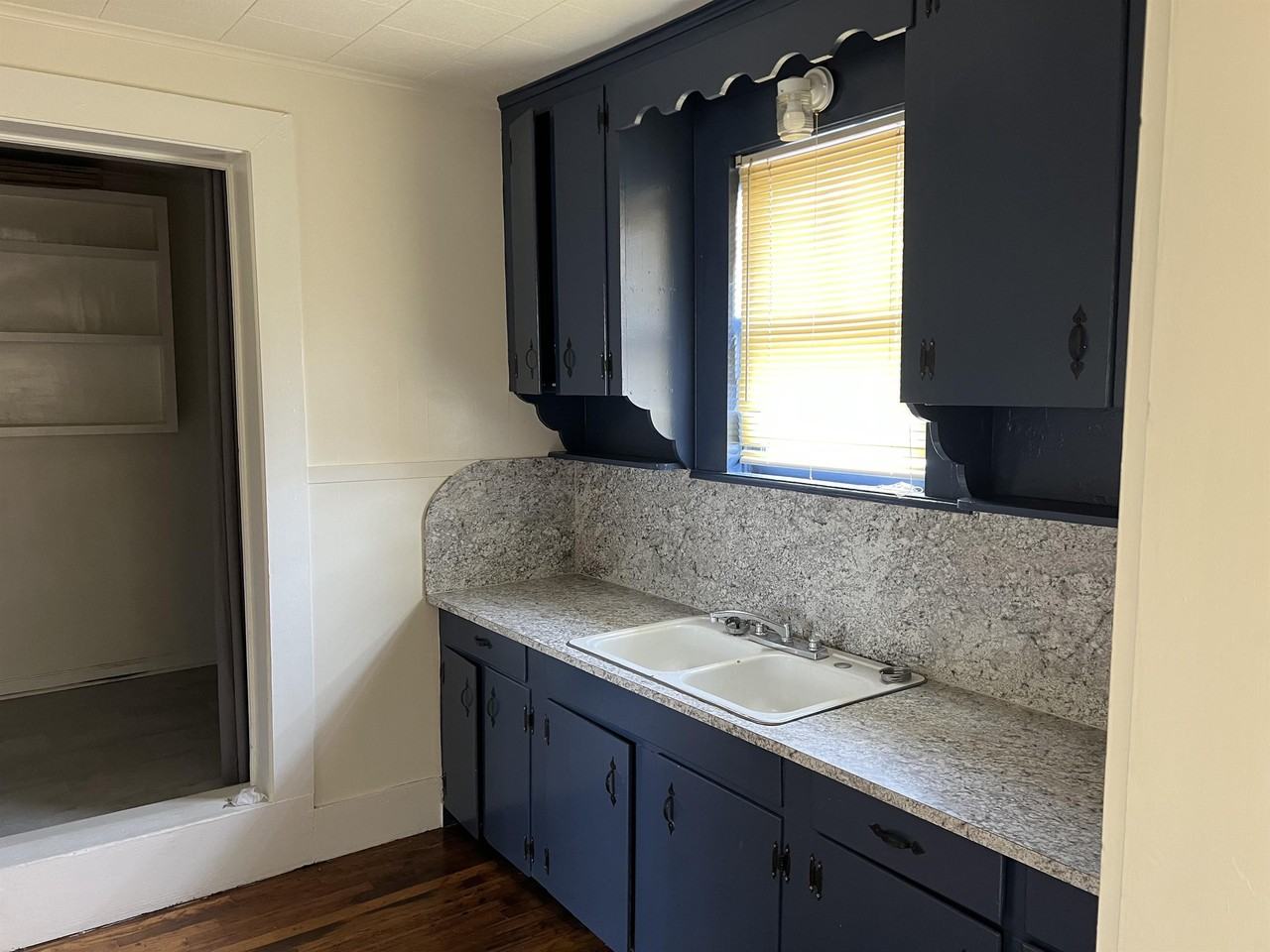 817 6th St - Photo 3 of 7