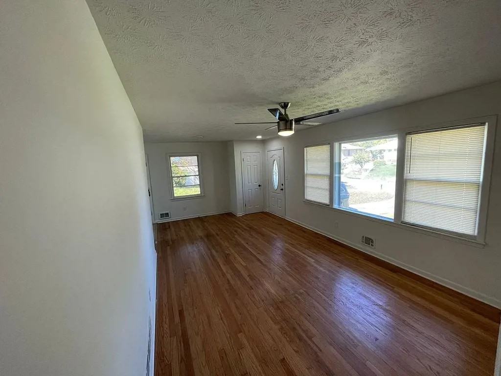 1187 Ellington Dr - Photo 4 of 10