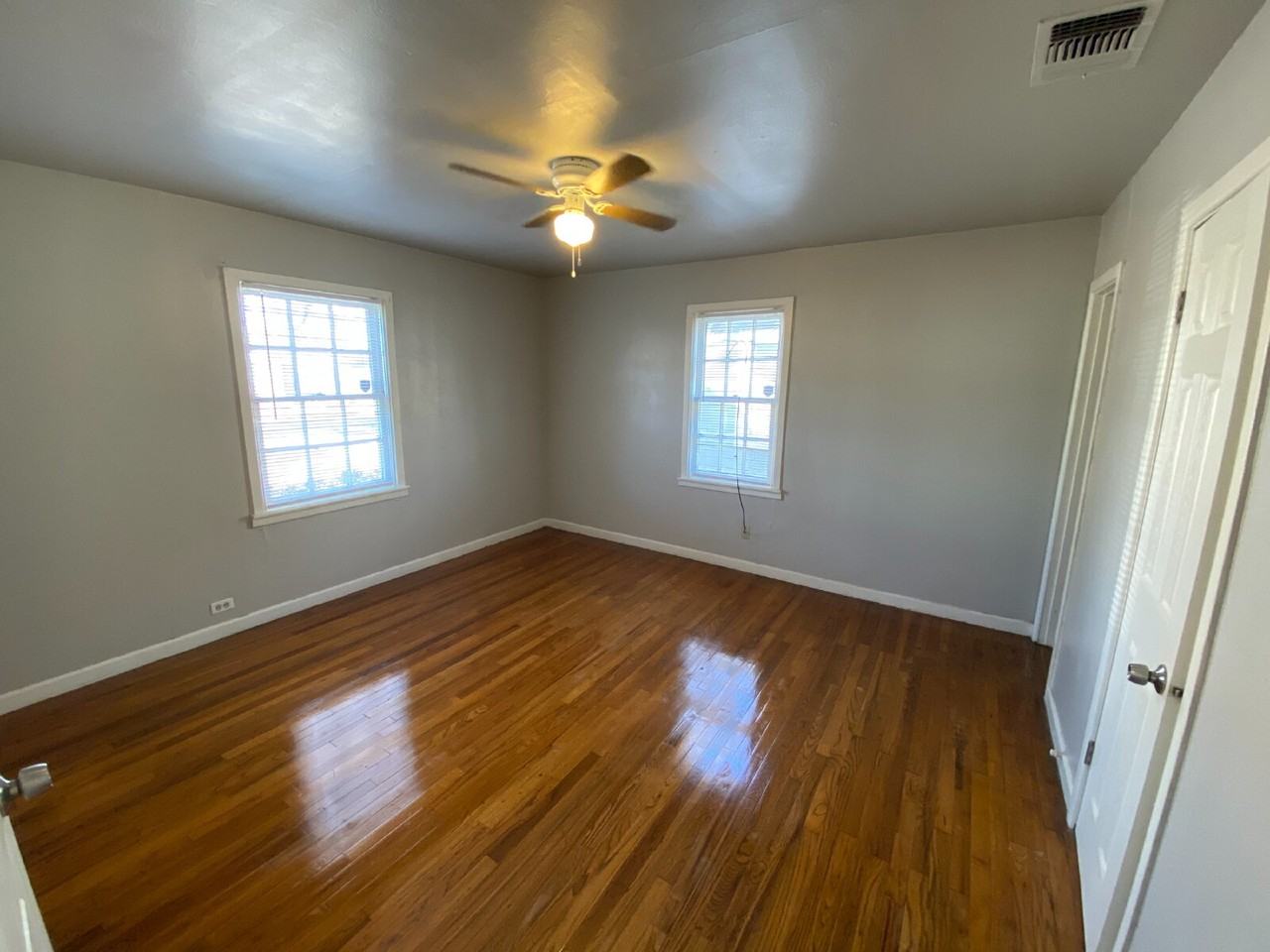 2405 22nd St - Photo 6 of 9