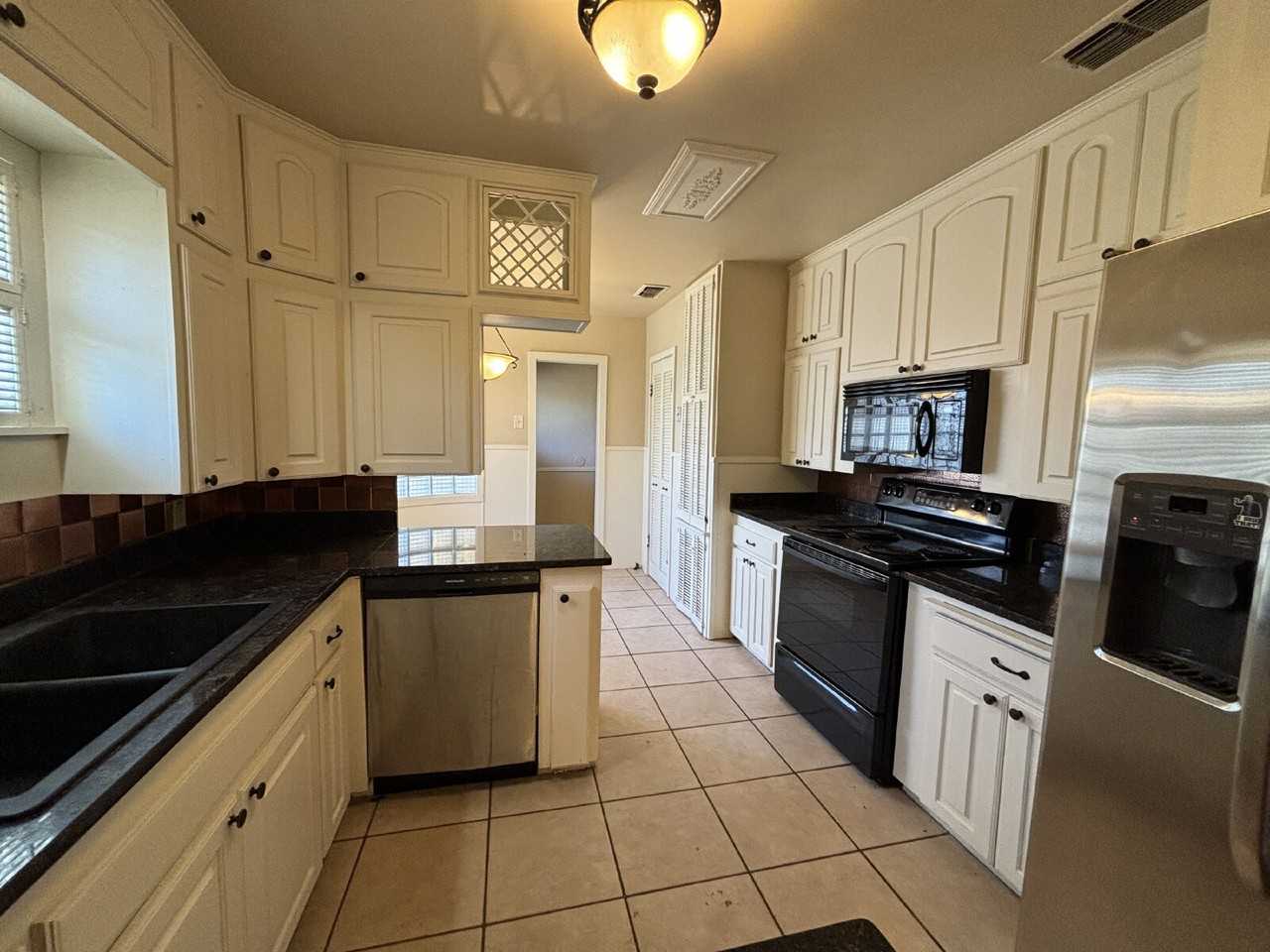 2825 24th St - Photo 4 of 18