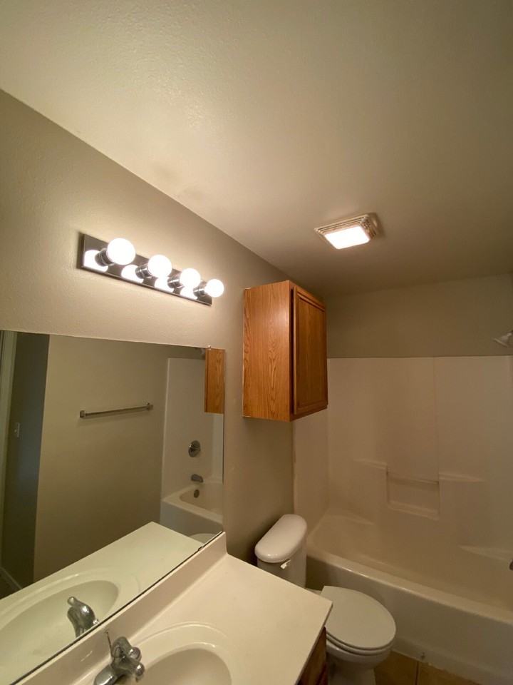 312 N Chicago Ave - Photo 5 of 9