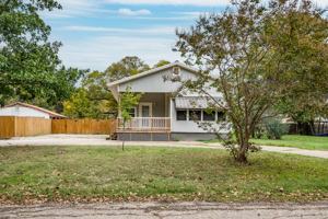 featured image of 112 Queenswood Dr