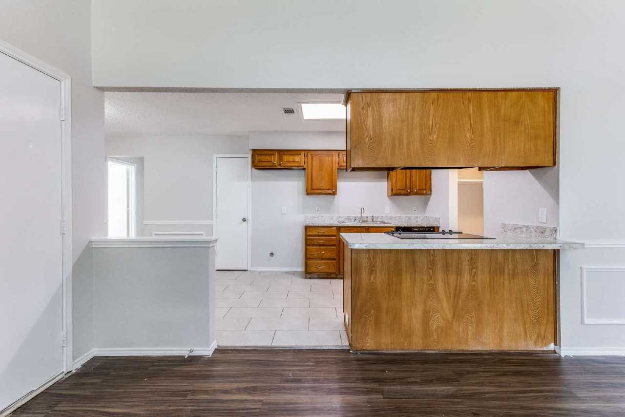 5008 Santa Fe Ct - Photo 7 of 25