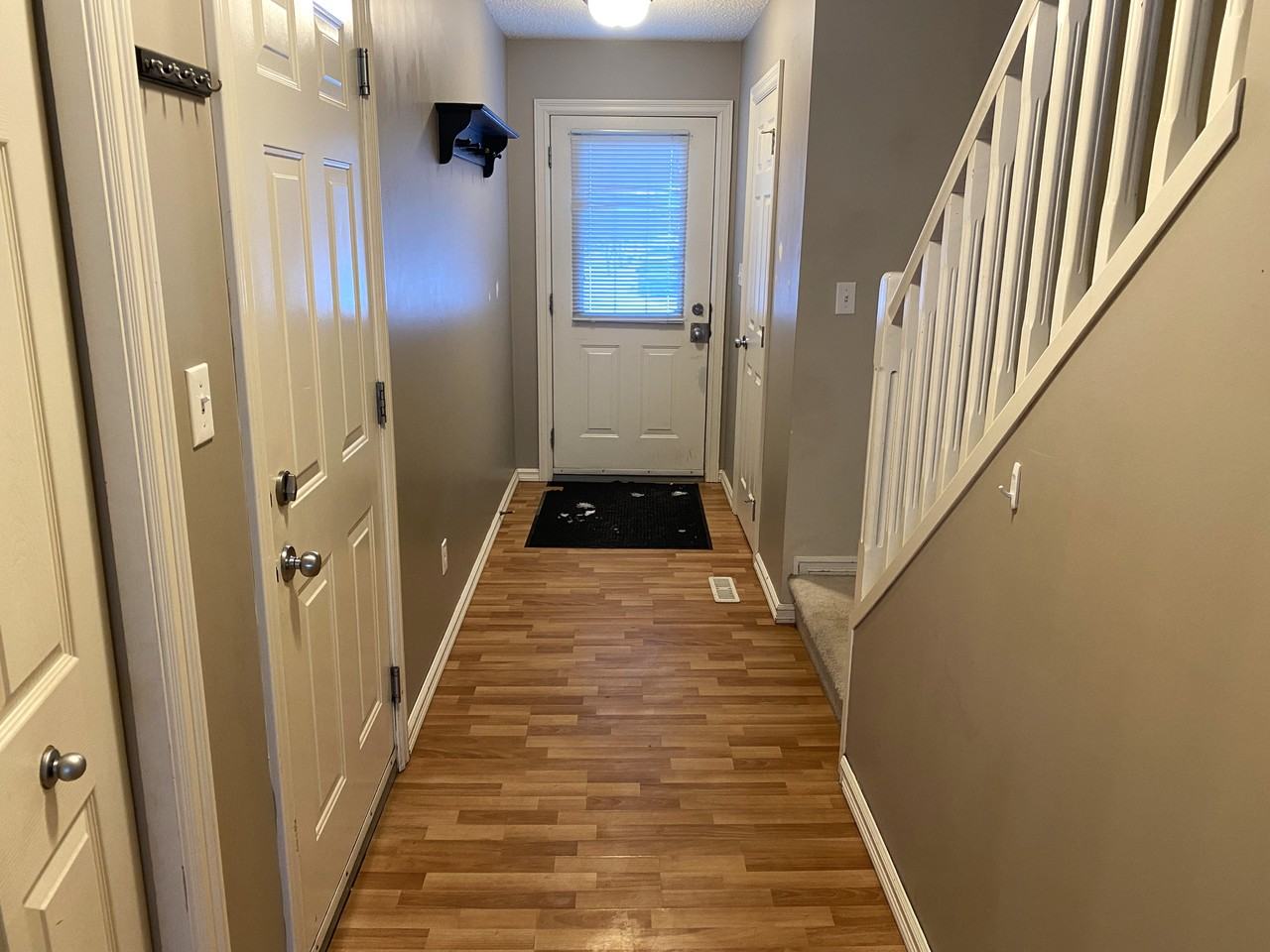 8207 8 Avenue SW - Photo 3 of 28