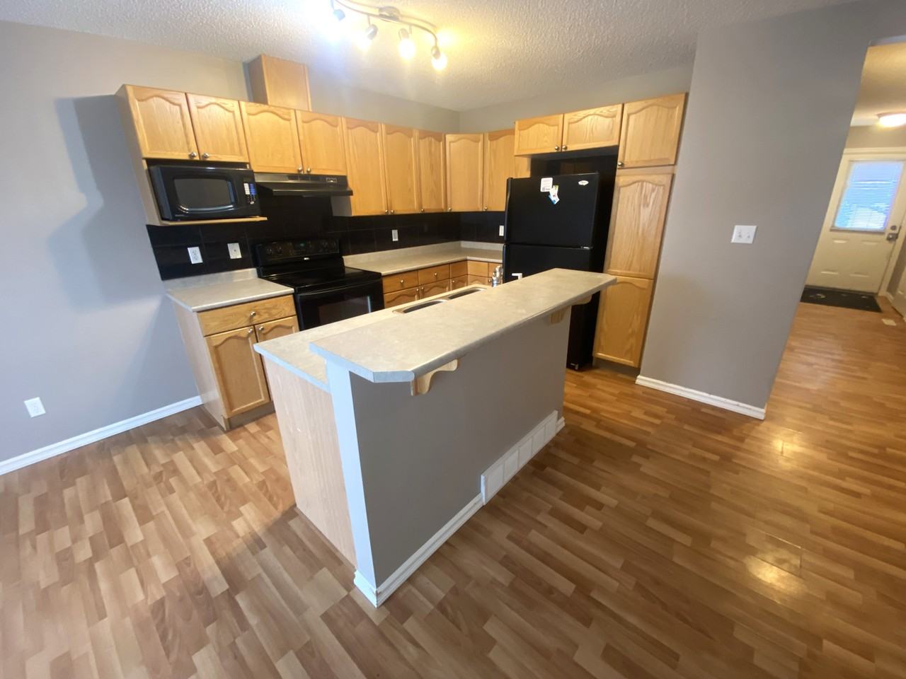 8207 8 Avenue SW - Photo 4 of 28