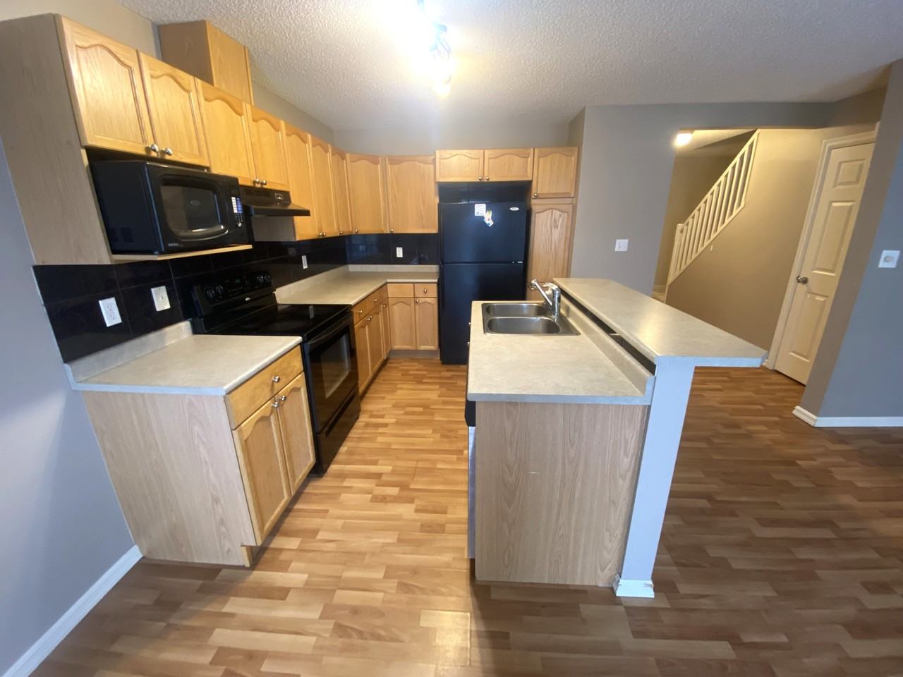 8207 8 Avenue SW - Photo 5 of 28