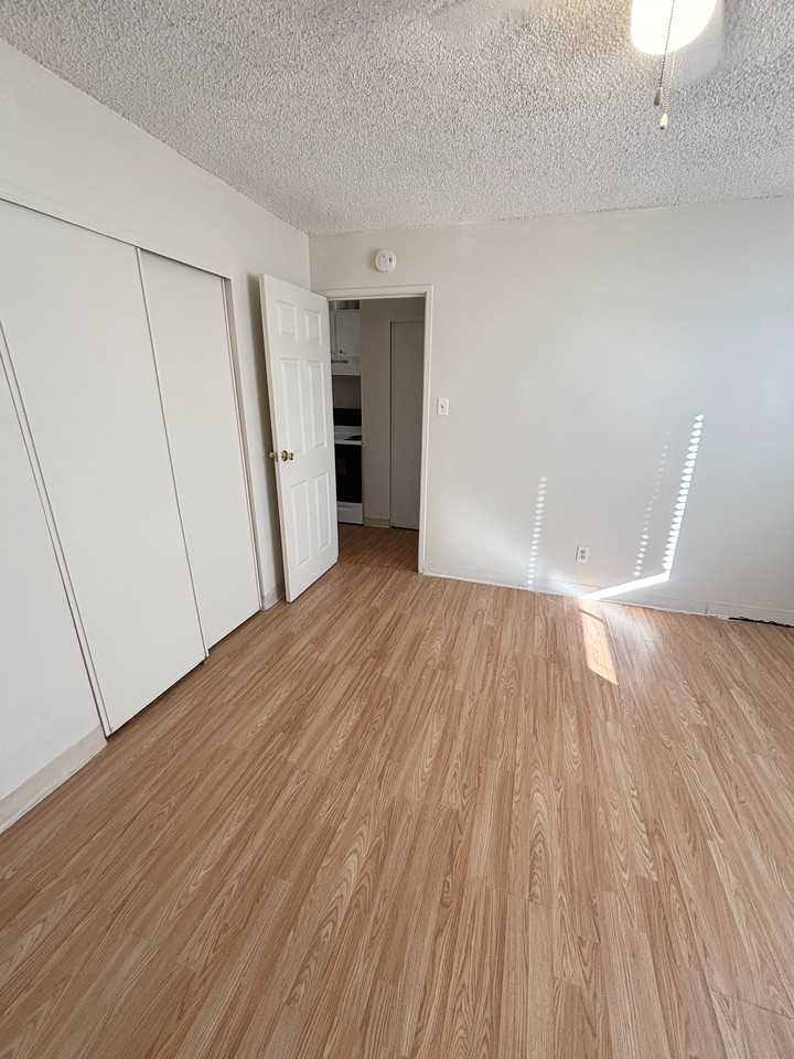 Saint Clair Apartments - Photo 6 of 21