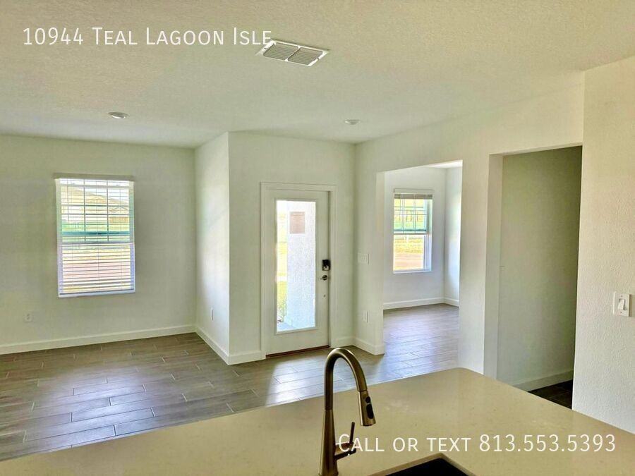 10944 Teal Lagoon Isle - Photo 4 of 34