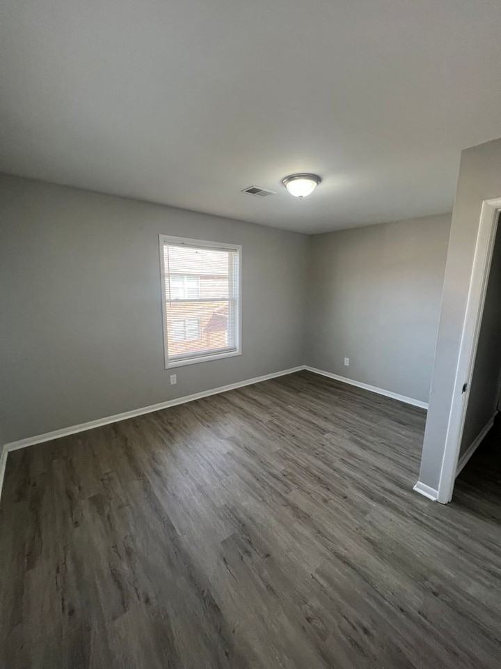 2343 Harrodsburg Rd #8 - Photo 4 of 6