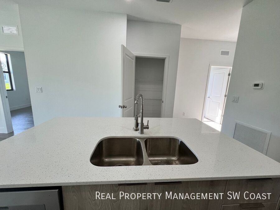 1263 Hillcrest St E - Photo 5 of 23