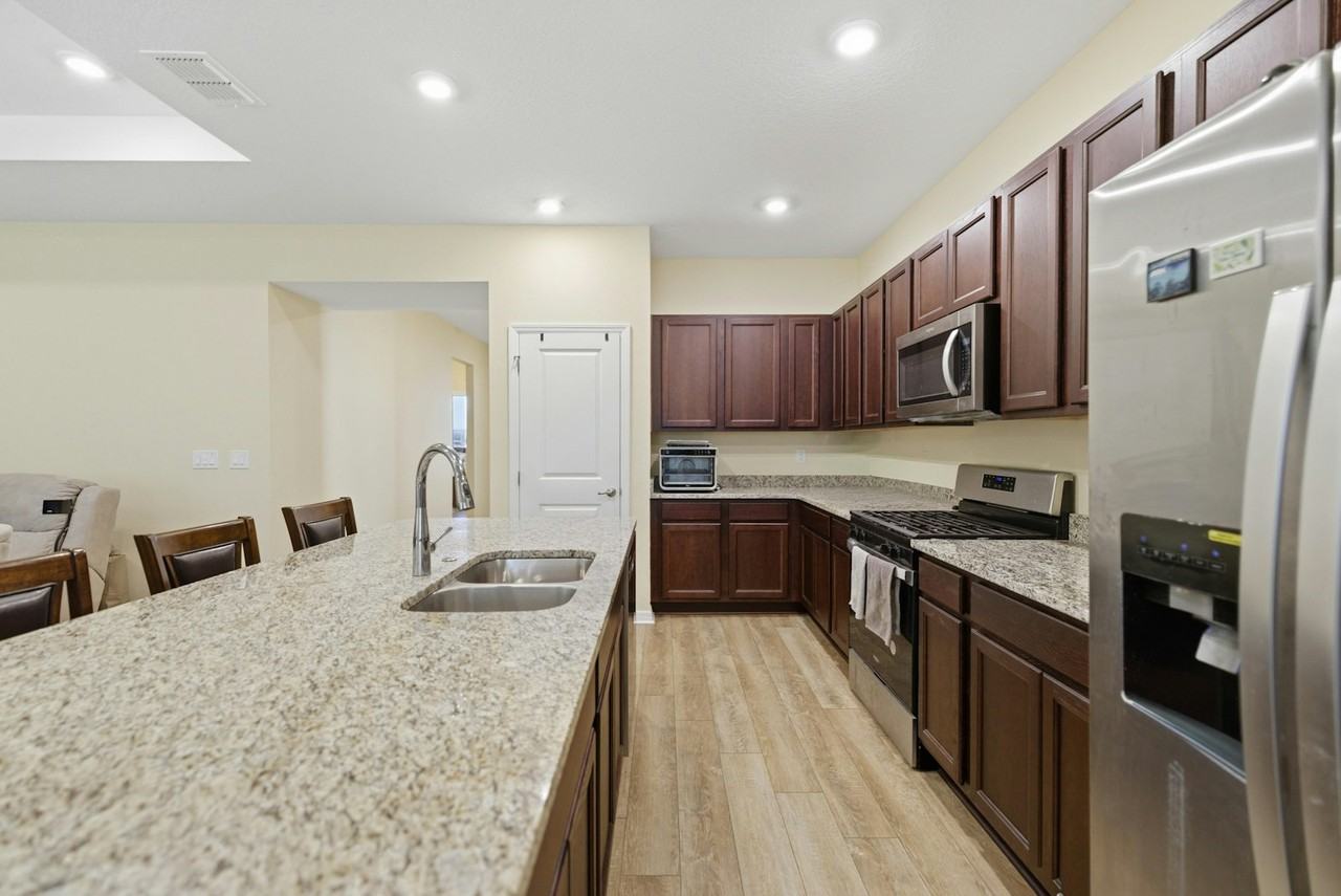 6137 Southwest 70th Avenue - Photo 6 of 23