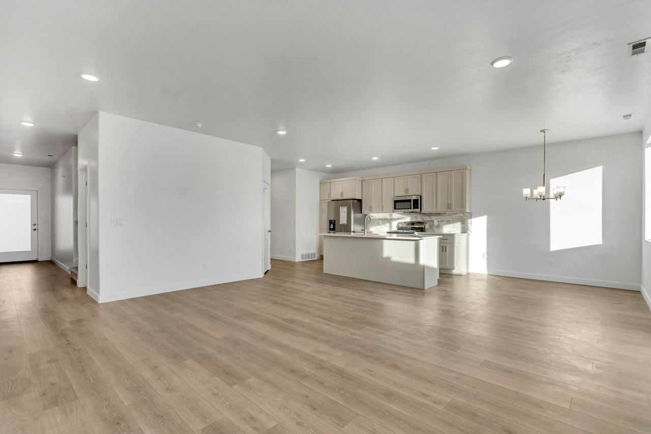 825 W 700 S - Photo 5 of 32