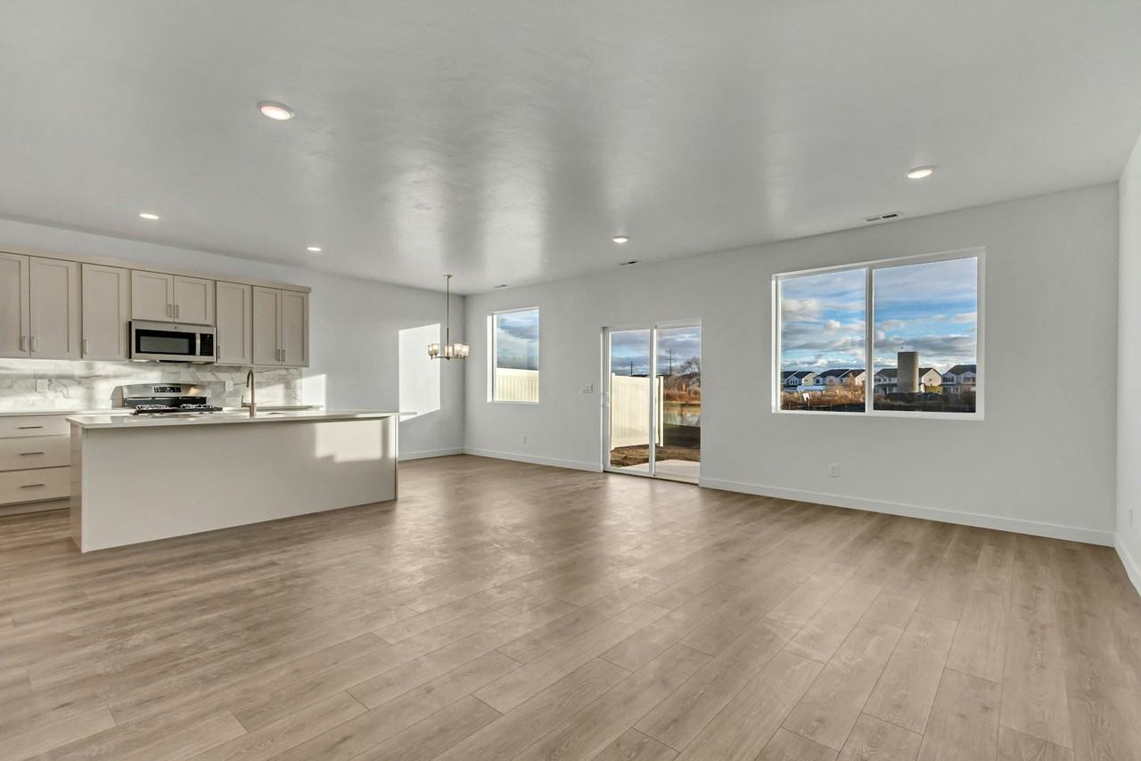 825 W 700 S - Photo 6 of 32