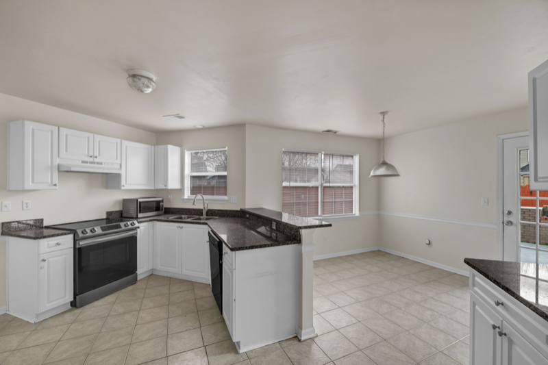 3136 Sacramento Dr - Photo 4 of 20