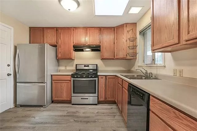 2411 Somerset Dr - Photo 3 of 8