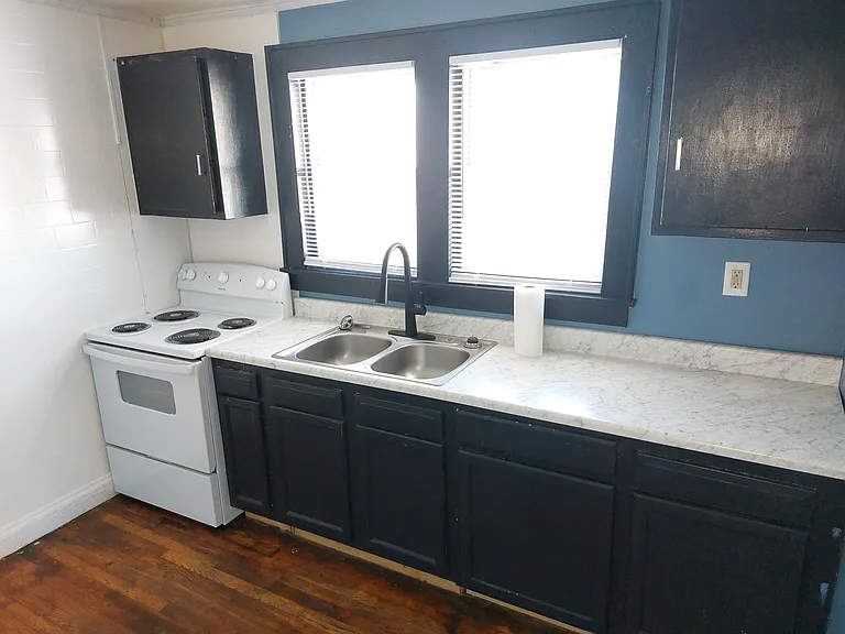 226 1/2 Clyde St - Photo 4 of 9