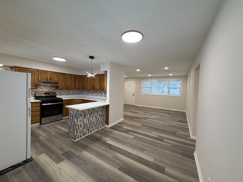 3011 Peterson St - Photo 4 of 17