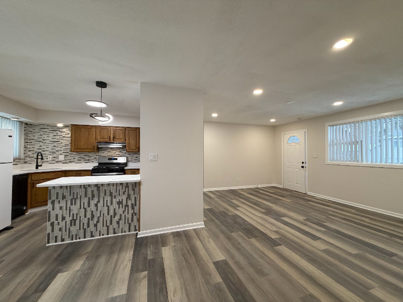 3011 Peterson St - Photo 6 of 17