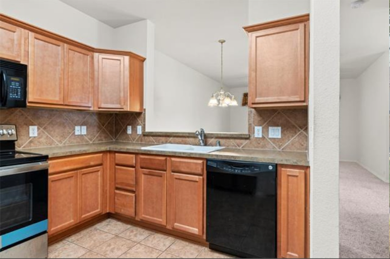 2725 Hyde Park Dr - Photo 3 of 18