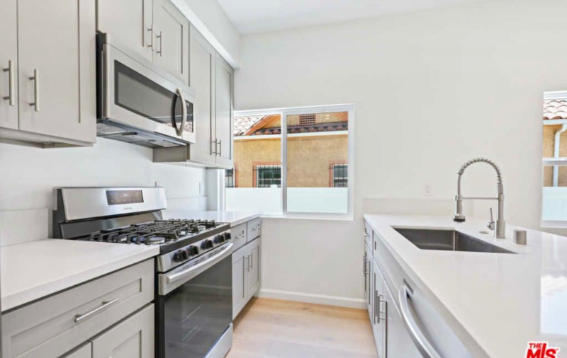 5234 W 20th St Lowr - Photo 3 of 10