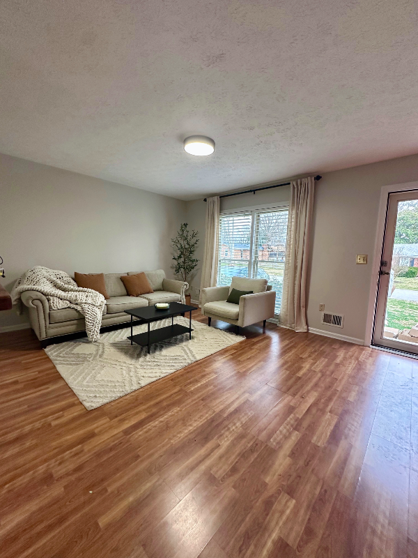 1018 Sir Lancelot Ln - Photo 7 of 16