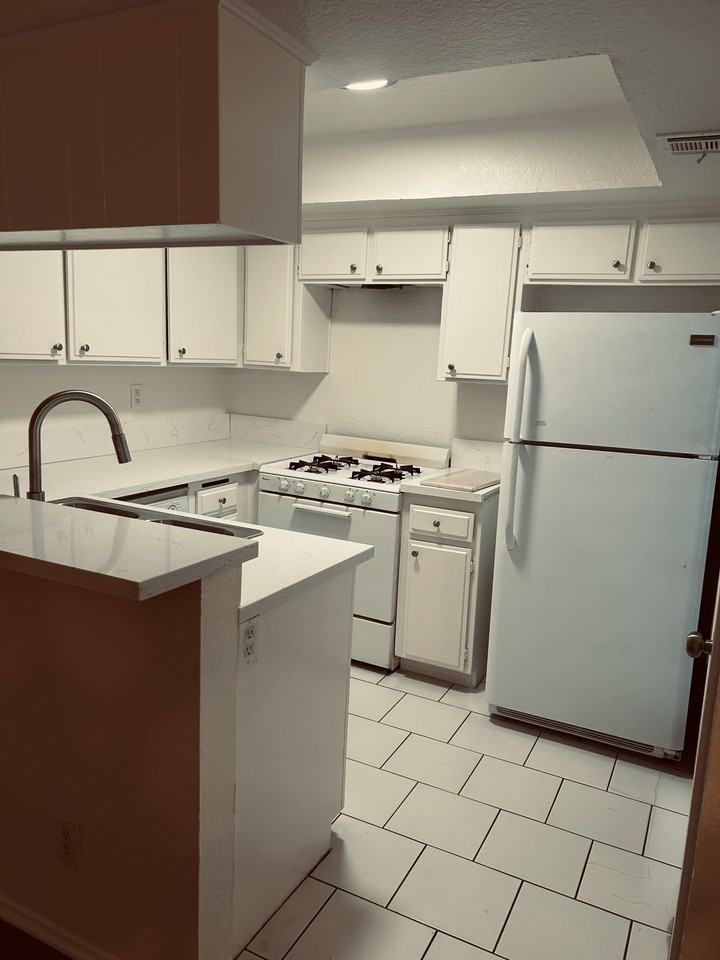 4750 Kester Ave #14 - Photo 5 of 15