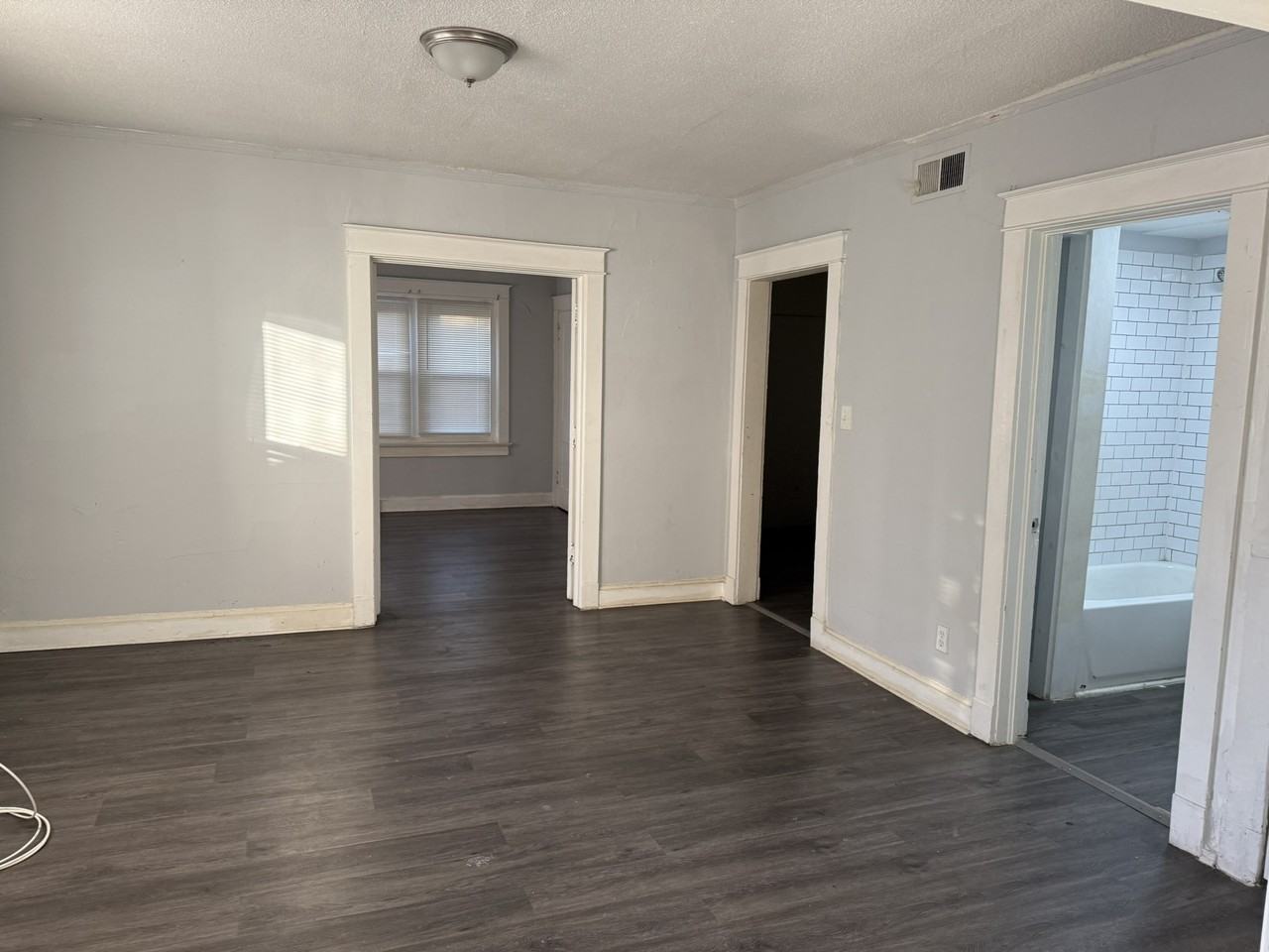 138/140 North Lawn Avenue - Photo 2 of 9