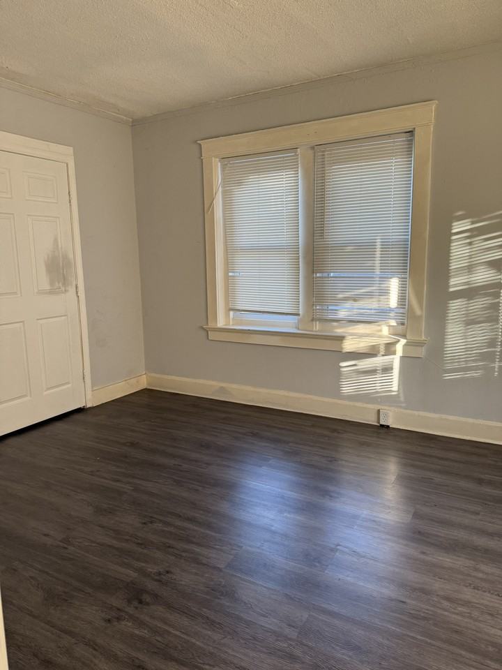 138/140 North Lawn Avenue - Photo 4 of 9