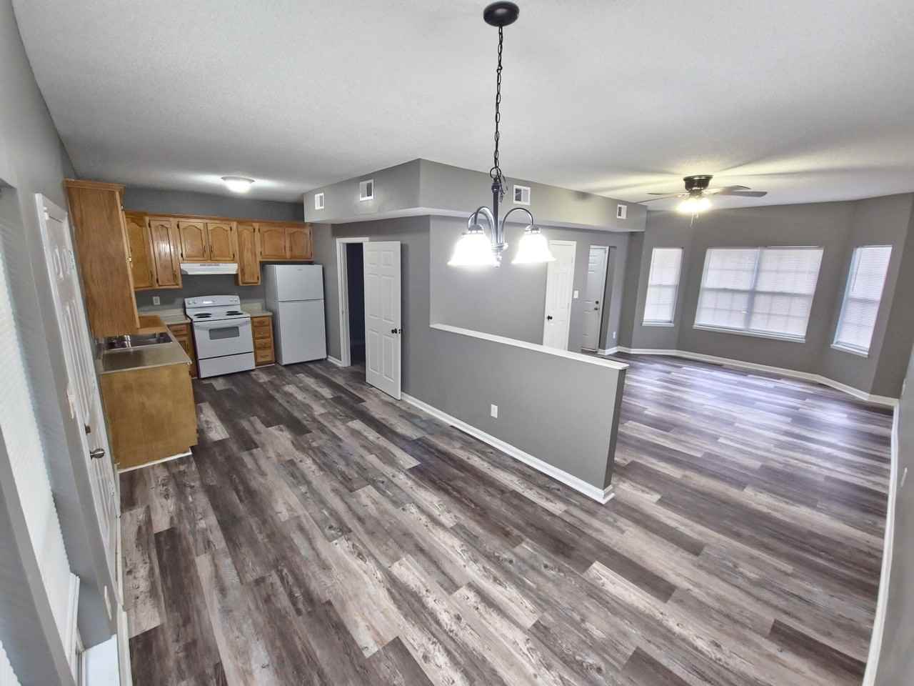 305 Moseley Manor - Photo 3 of 11