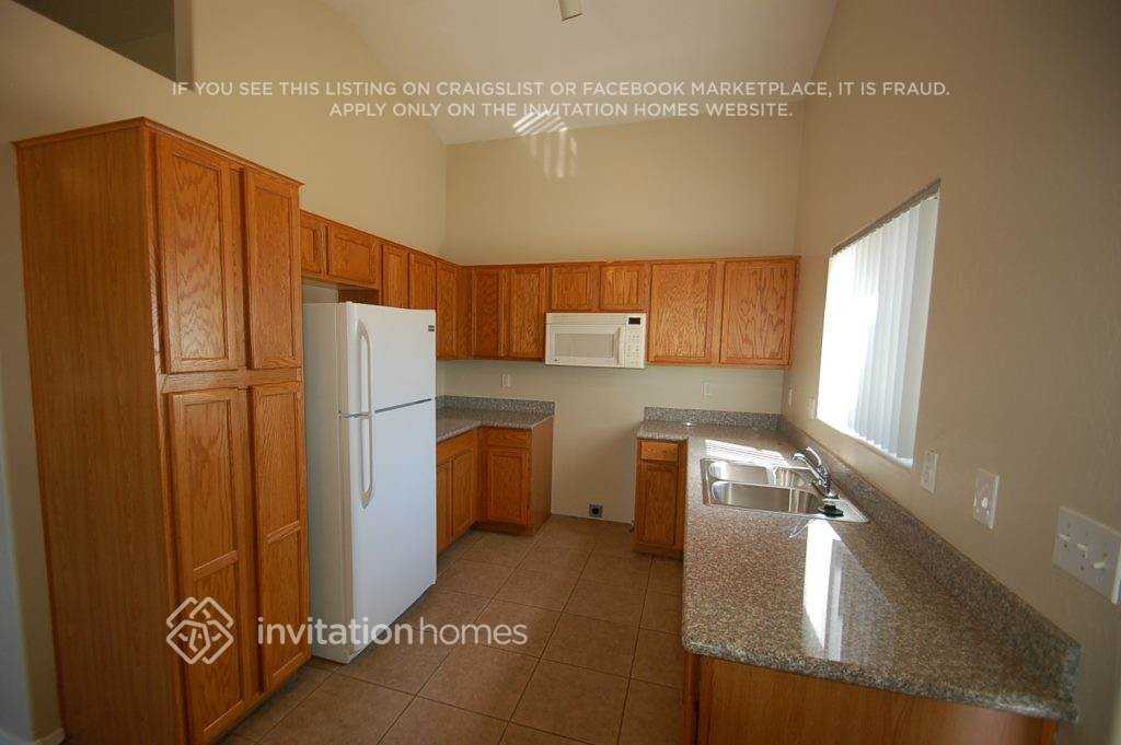 1545 W Burgess Ln - Photo 4 of 10