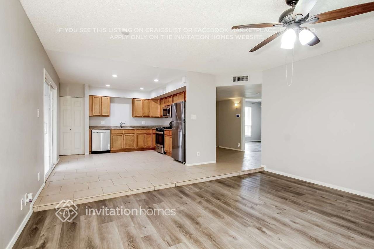 3534 W Mercer Ln - Photo 4 of 16