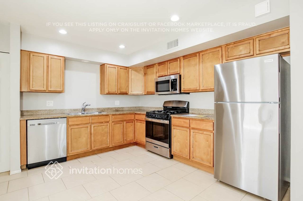 3534 W Mercer Ln - Photo 5 of 16