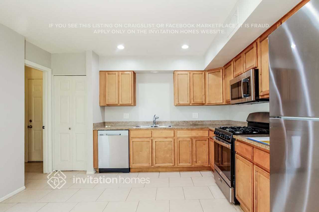 3534 W Mercer Ln - Photo 6 of 16