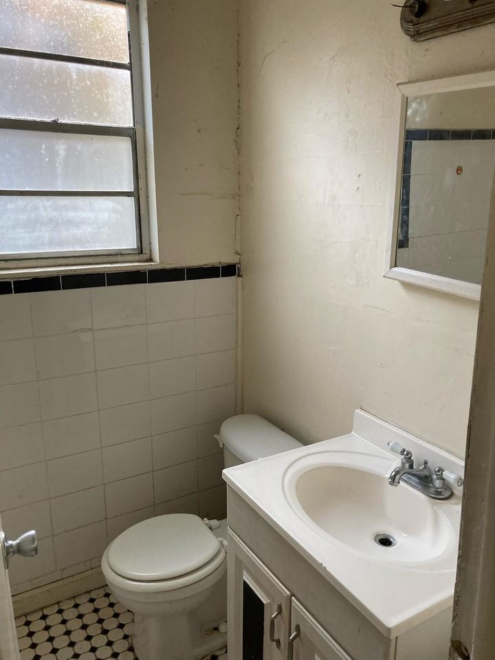 1347 Mount Herman St #10 - Photo 6 of 8