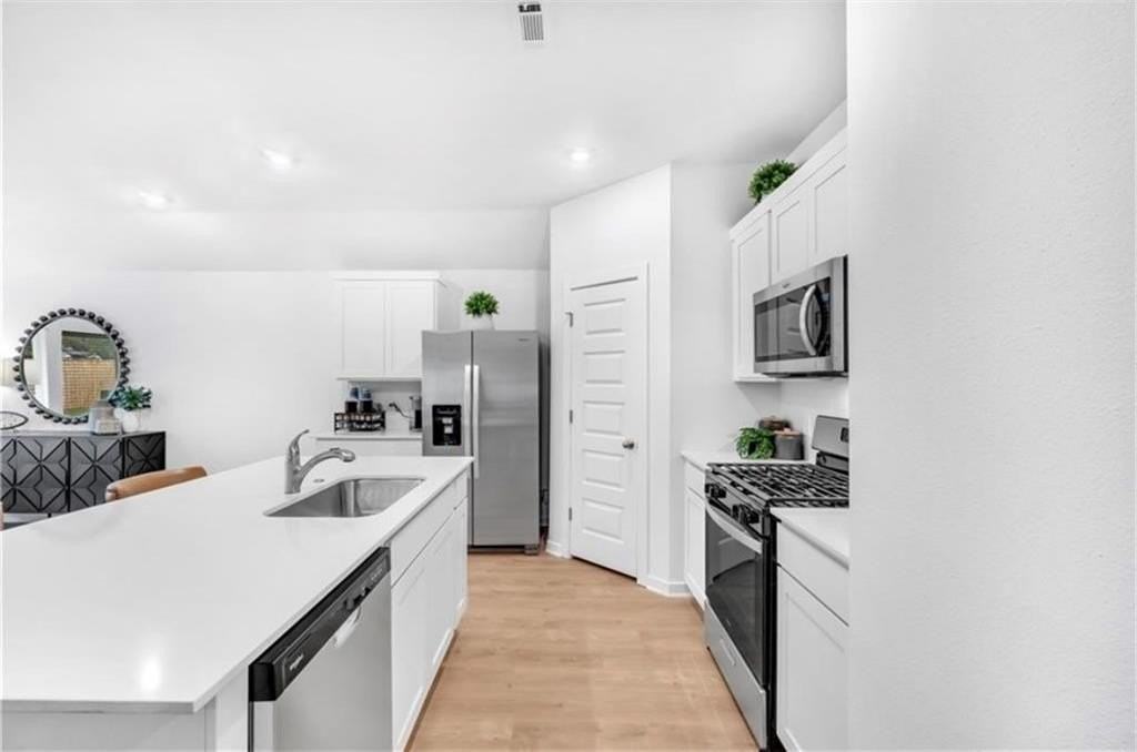 521 Colorado St - Photo 5 of 12