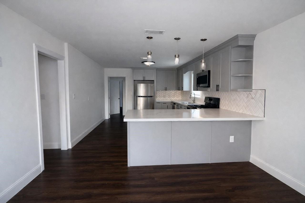 2743 Royal Ave - Photo 2 of 5