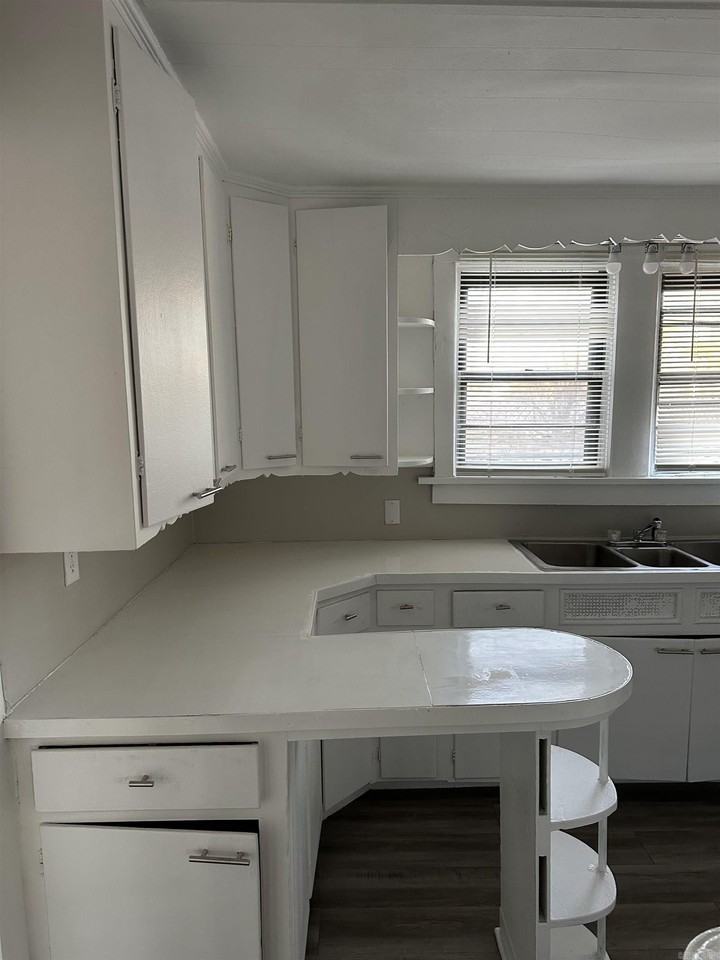 107 S Beech St - Photo 3 of 17