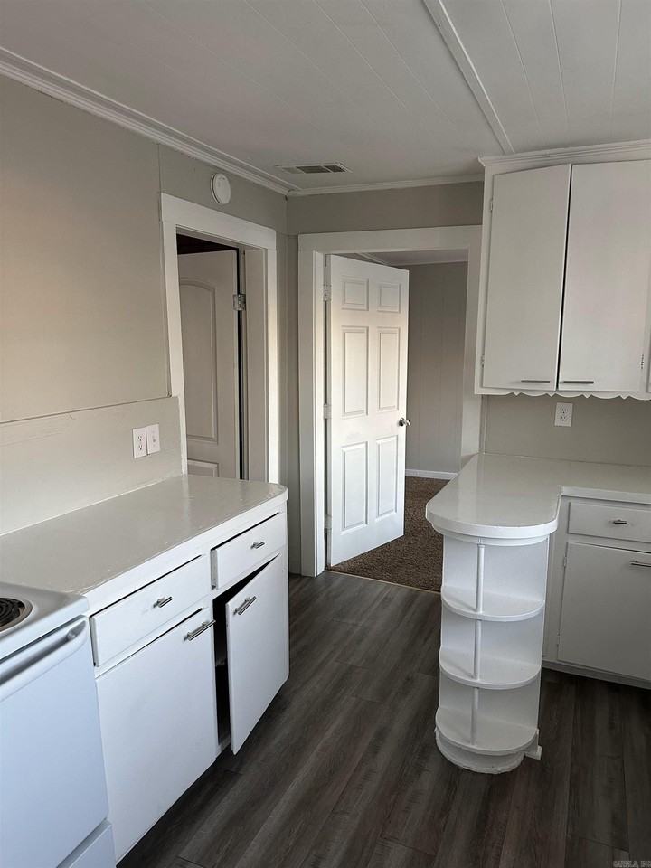 107 S Beech St - Photo 4 of 17