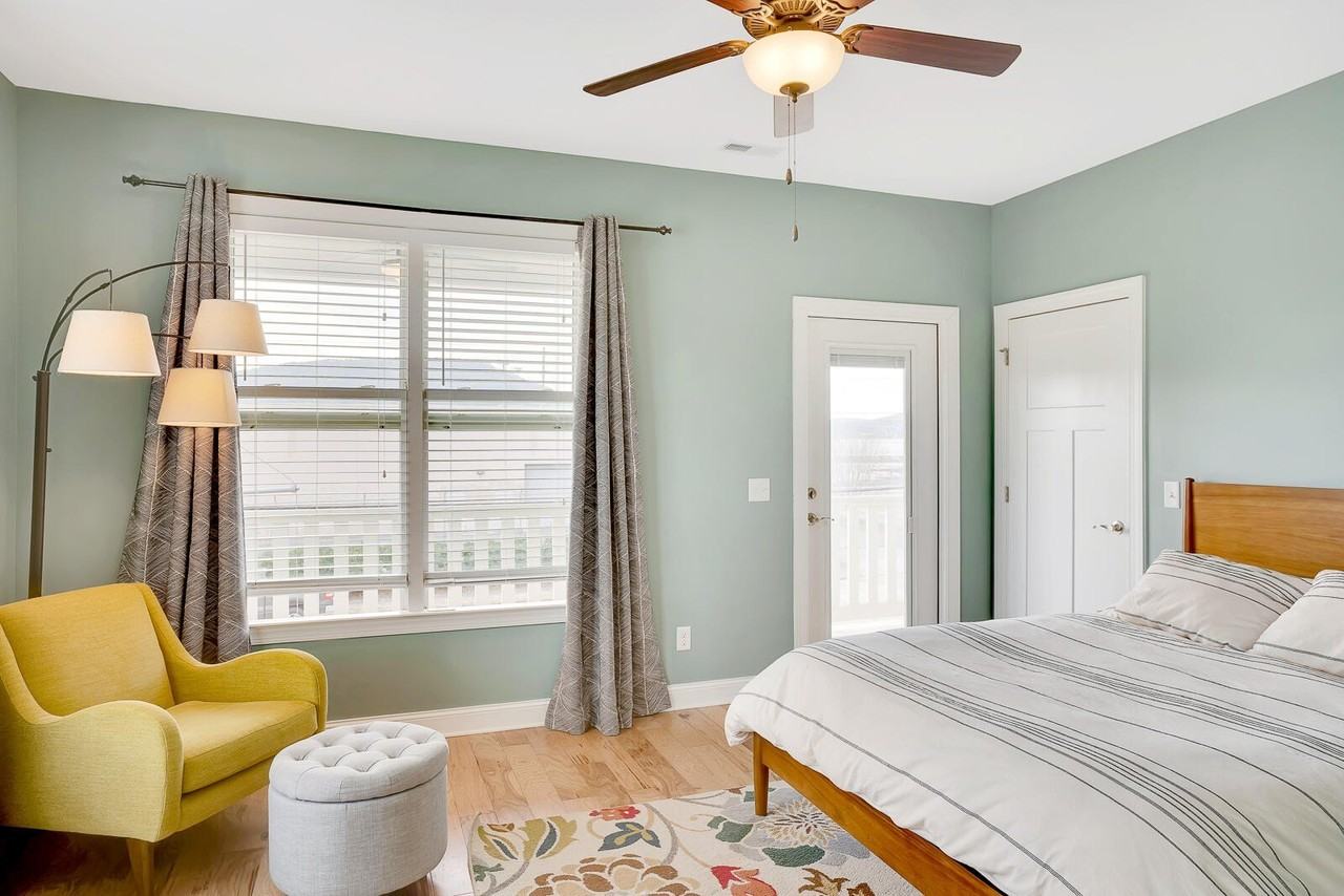 1968 Rossville Ave - Photo 4 of 29