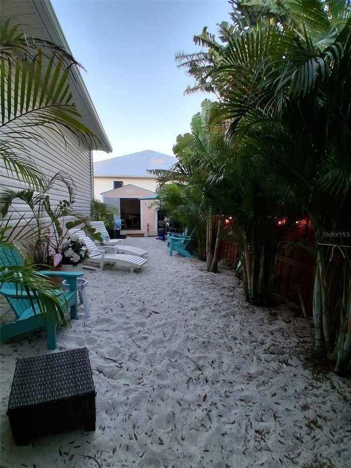 216 Berry St - Photo 4 of 50