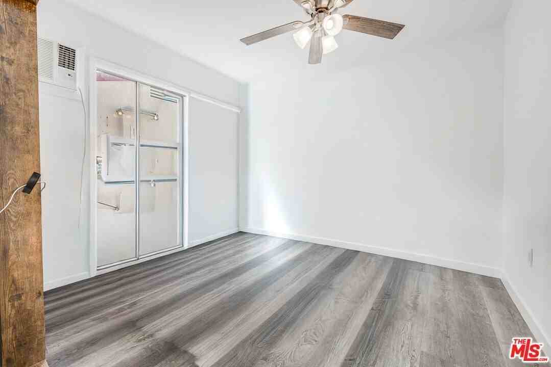 1033 W 57th St - Photo 4 of 6