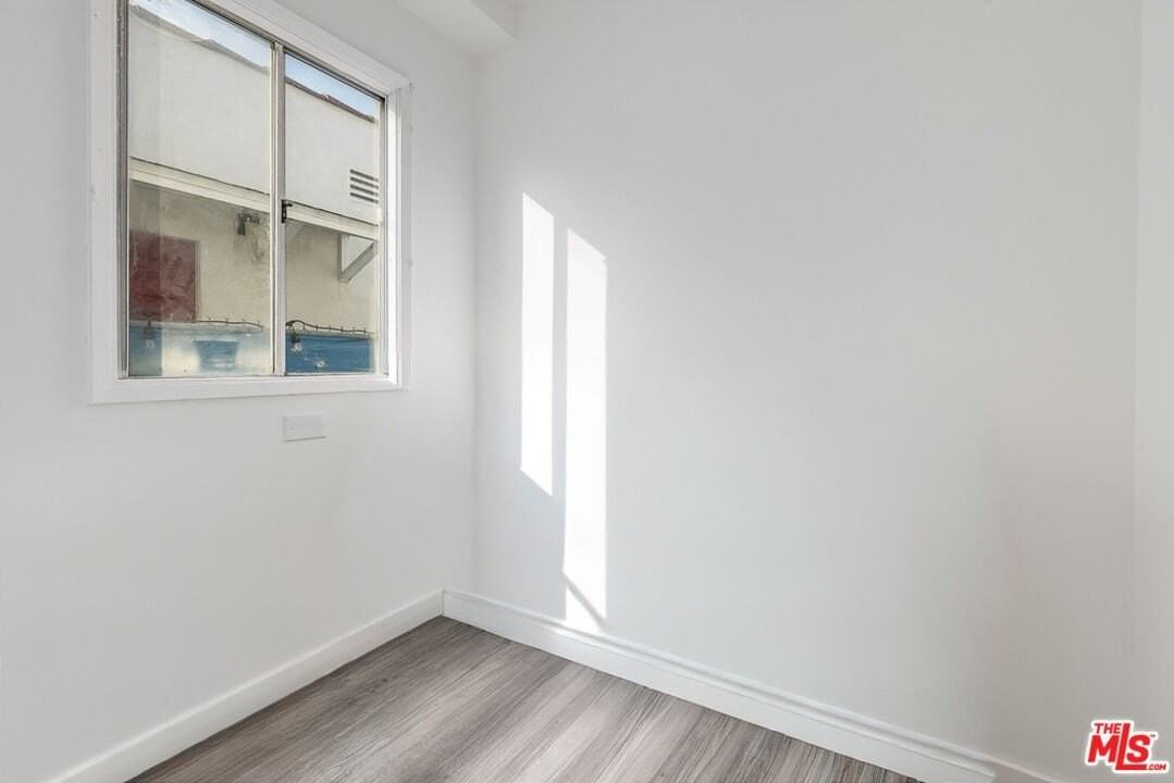 1033 W 57th St - Photo 5 of 6