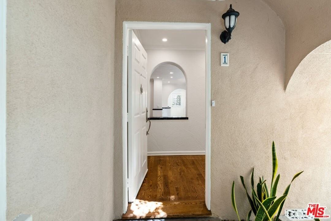 910 N Alfred St Apt 1 #1 - Photo 2 of 21