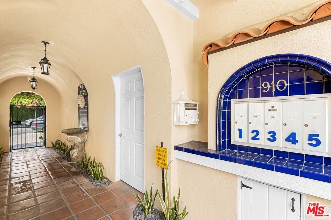 910 N Alfred St Apt 1 #1 - Photo 3 of 21