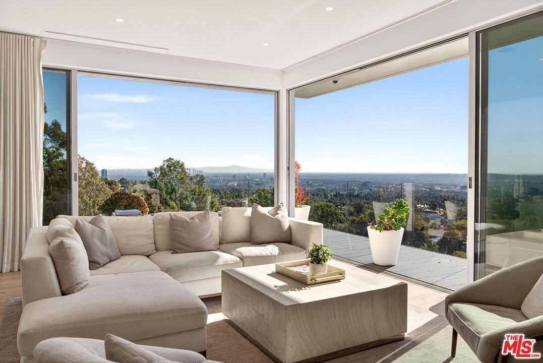 9894 Beverly Grove Dr - Photo 3 of 36